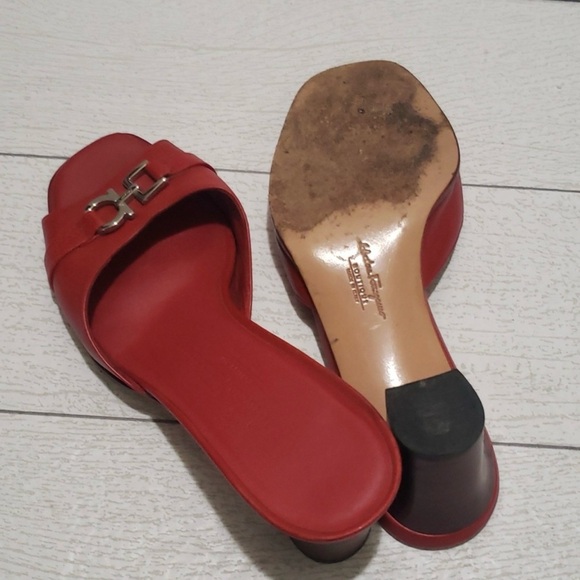 Ferragamo 7C red low heel open toe sandals mules - Picture 7 of 7
